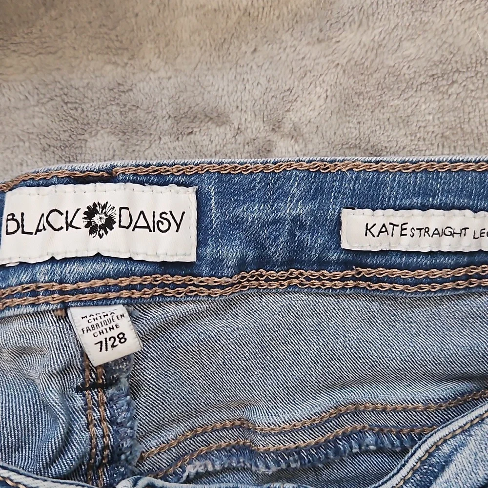 LADIE'S BLACK DAISY JEANS - Picture 2 of 5